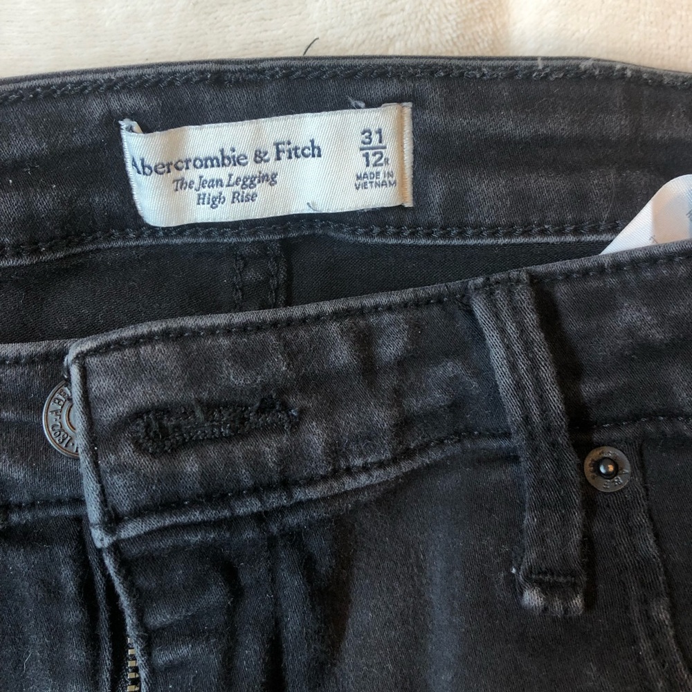 Hugh rise black jeans.